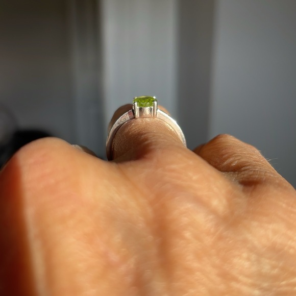 Sterling Silver Peridot ring - Picture 3 of 5